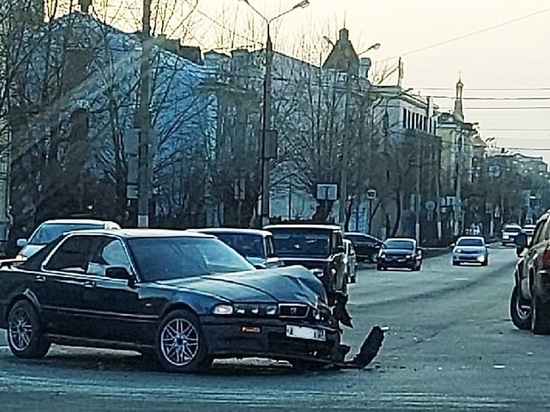 Иномарка и кроссовер столкнулись на Амурской-Столярова в Чите