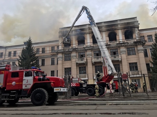 Пожар в здании на улице Каширина в Рязани тушат 15 машин