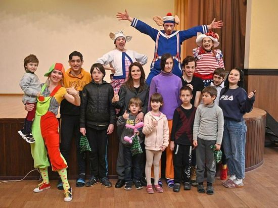 Донецкий театр показал спектакль на сцене школы для детей-беженцев