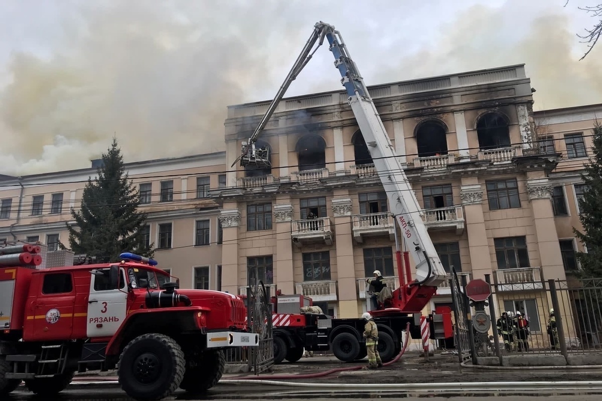 Пожар в здании на улице Каширина в Рязани тушат 15 машин - МК Рязань