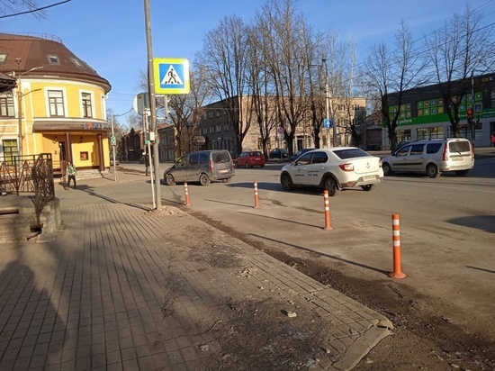 Фотофакт: новый пешеходный переход на улице Карла Маркса в Пскове оградили столбиками