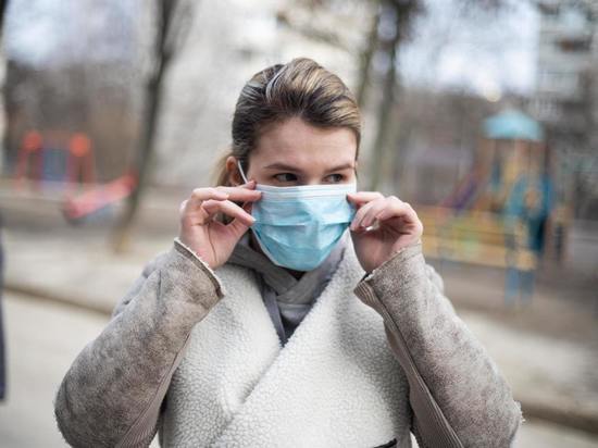 Жителям Петербурга объяснили, почему они не могут до сих пор снять маски