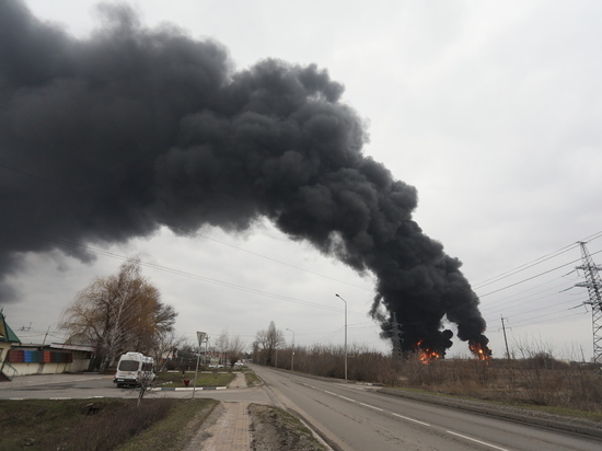 Пожар на нефтебазе в Белгороде тушат более 300 человек