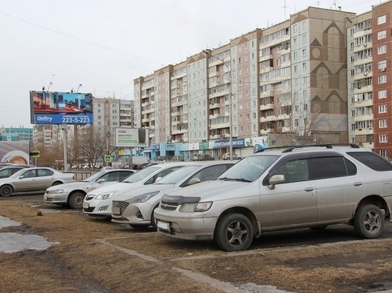 Более 500 человек наказали за парковку на газонах в Советском районе Красноярска в 2022 году - МК Красноярск