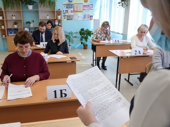 Министр образования Красноярского края вместе с родителями 11-классников написала ЕГЭ по математике