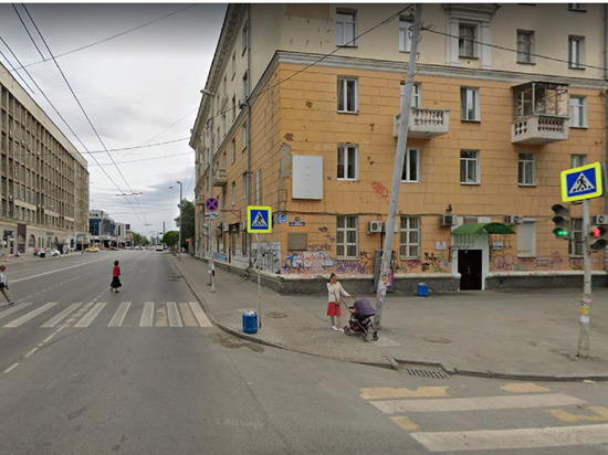 Иномарка врезалась в столб на перекрестке Мамина-Сибиряка — Малышева в Екатеринбурге