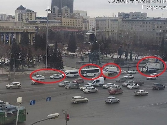 Скопление автозаков и полицейских машин заметили в центре Новосибирска 2 апреля