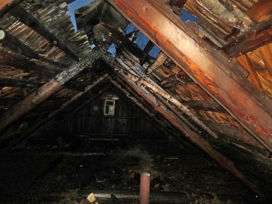 Смоленские пожарные не позволили огню разрушить старый деревянный дом