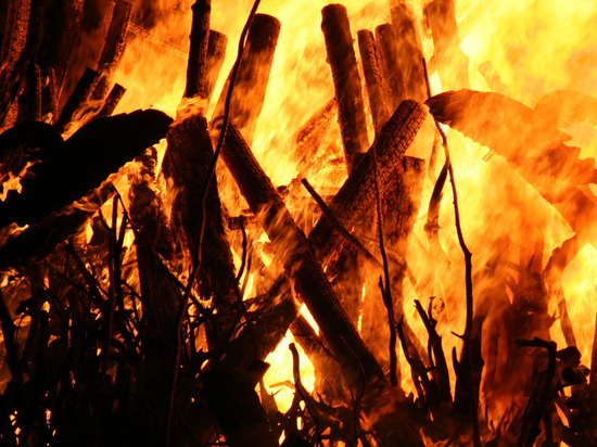 В Краснознаменском районе огонь охватил два деревянных сарая