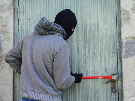 В Краснознаменском районе молодой человек взломал чужой гараж и вынес имущество