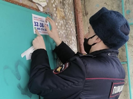 В Новомосковске сотрудники ГИБДД расклеили листовки с информацией о едином телефоне горячей линии "Нетрезвый водитель"