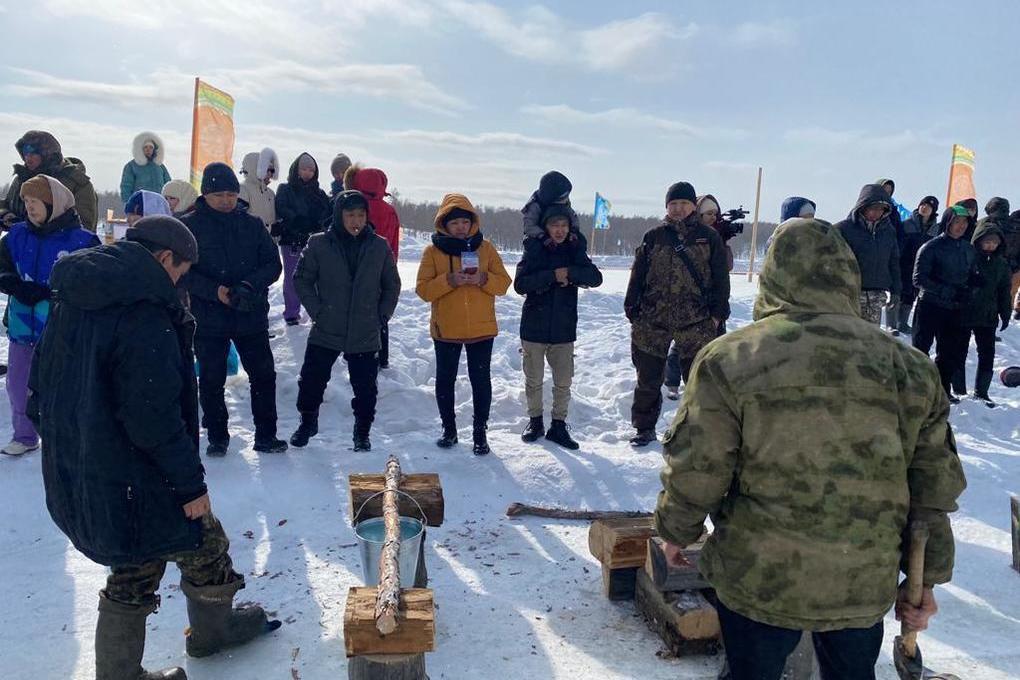 Чем пилят бревна на поленья