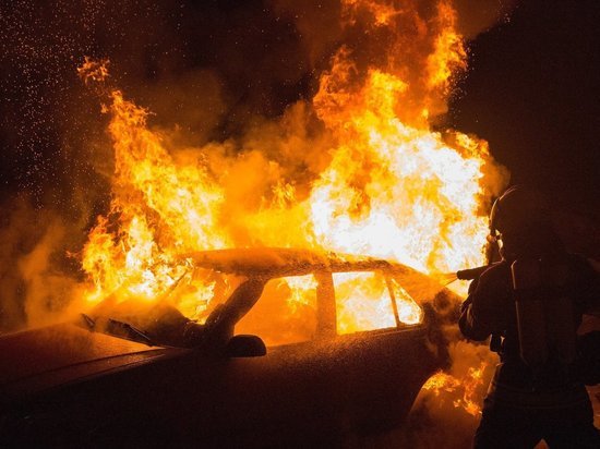 В Туле 2 апреля сгорела припаркованная у бизнес-центра "Лада Приора"