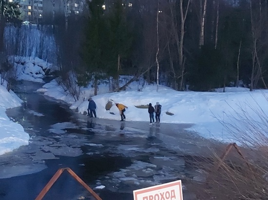 Юные жители Петрозаводска устроили опасные забавы на замерзшей реке