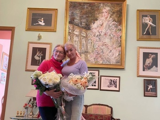 Волочкова навестила мать в Петербурге после резких высказываний в ее адрес