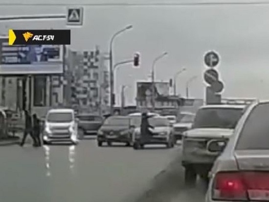 В Новосибирске перебегавшая дорогу девушка попала под машину, перекатилась через капот и убежала