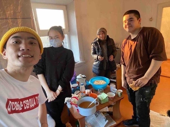 В Туве школьники-волонтеры побелили дом пенсионерки из Кызыла