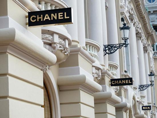 Chanel объяснила отказ продавать россиянам свои товары