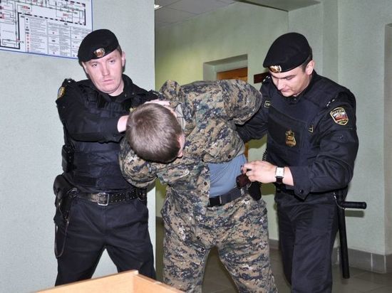 В Кирове пытались пронести в суды необычный кастет, ножи и оружие