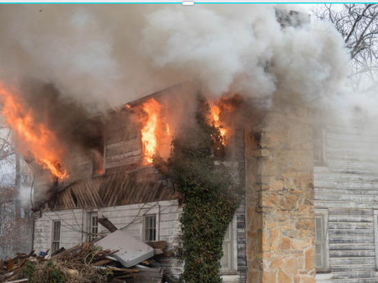 В Кандалакше ликвидировали пожар двухэтажного деревянного здания