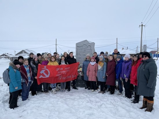 Он обсудил с местными жителями цены на продукты, качество связи и обеспечение лекарствами