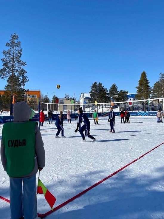Историческое событие: в Муравленко дали старт региональному турниру по волейболу на снегу