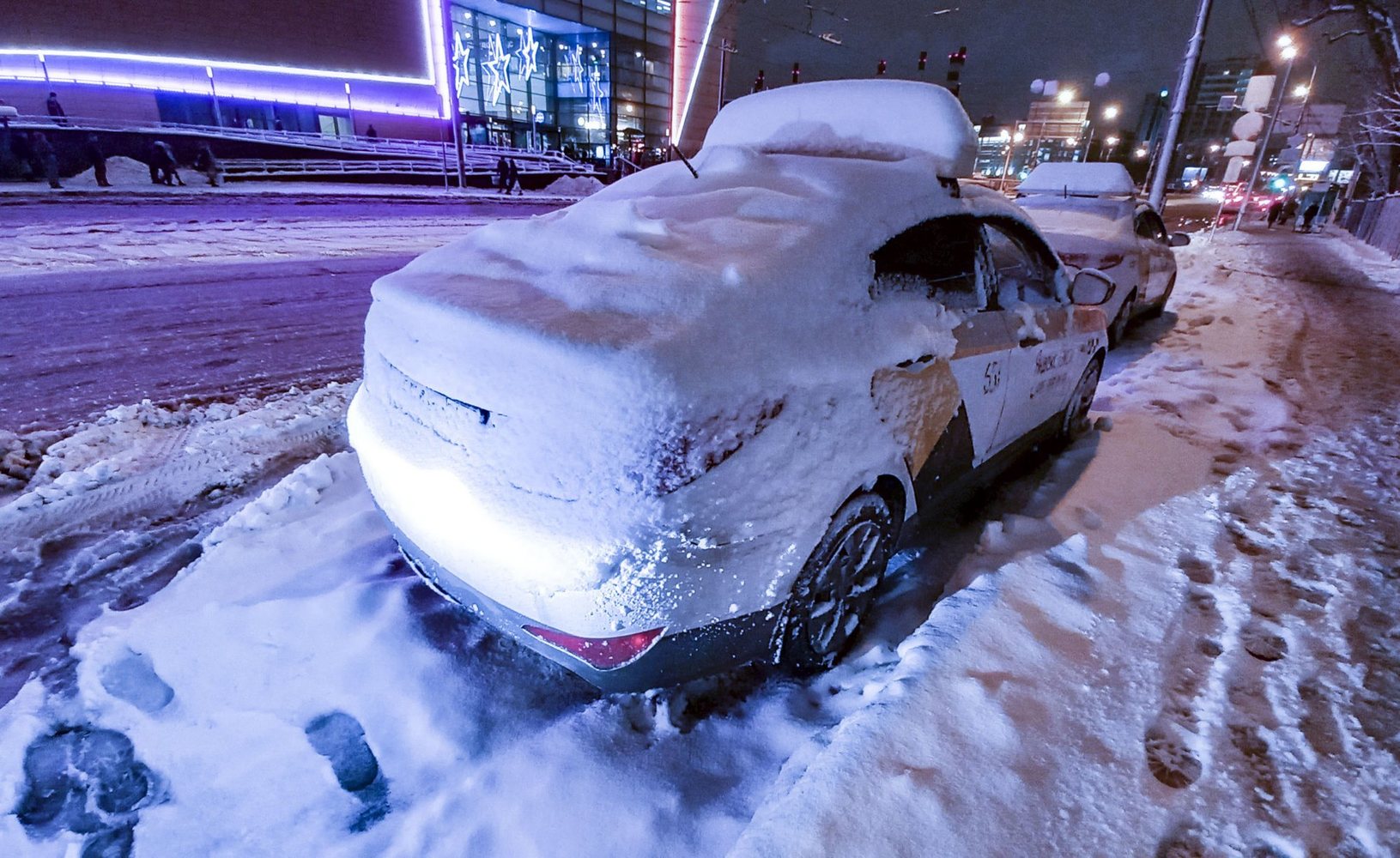 Циклон ваня в москве. Снегопад в Москве. Апрельский снег. Москву накрыл снегопад. Последствия снегопада в Москве.