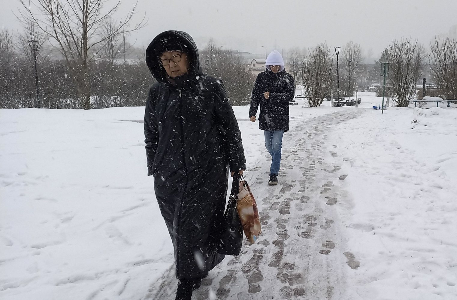 Циклон ваня в москве. Циклон Катарина. Апрельский снег. Москву накрыл снегопад. Радуются апрельскому снегу.
