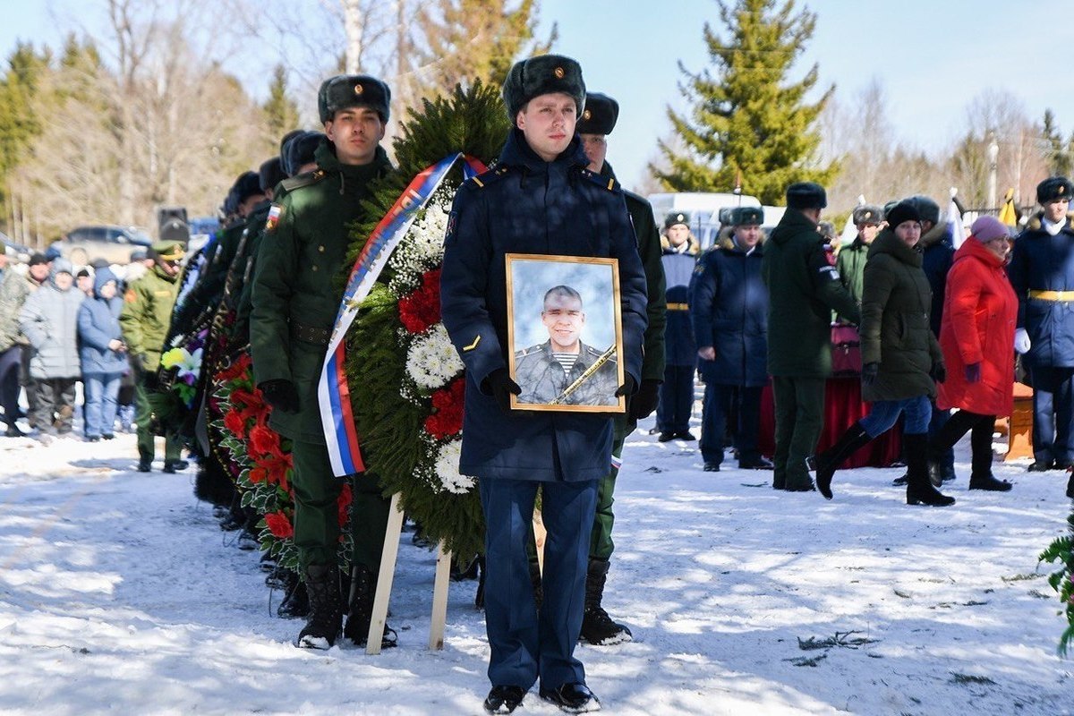 3 апреля 18 года. Похороны военнослужащего погибшего на Украине. Похороны солдат погибших в Украине 2022. Прощание с военнослужащими солдатами.
