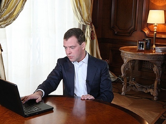 Медведев призвал уметь отличать лица предателей родины