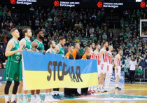 Баскетболисты «Црвены Звезды» перед матчем с командой «Жальгирис» в Евролиге отказались держать украинский флаг с надписью «Stop War», сообщает basketnews