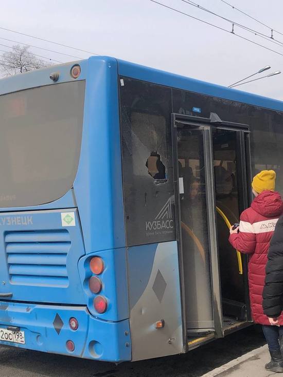 Дополнительное проветривание: в кузбасском городе автобус вышел на линию с разбитым окном