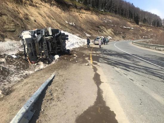 Водитель грузовика Hino пострадал в ДТП на юге Сахалина