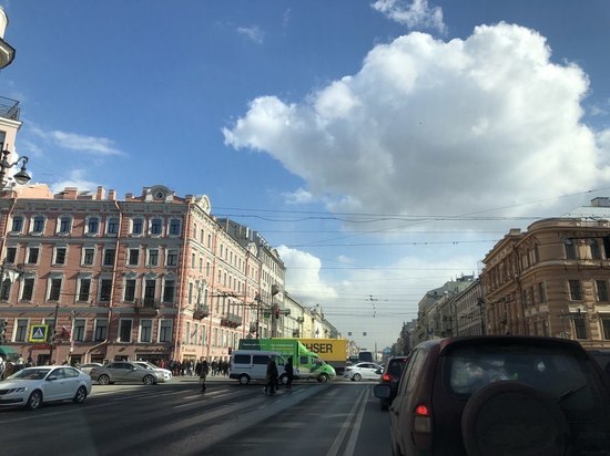 Водители заметили стоящего на коленях посреди Невского проспекта человека