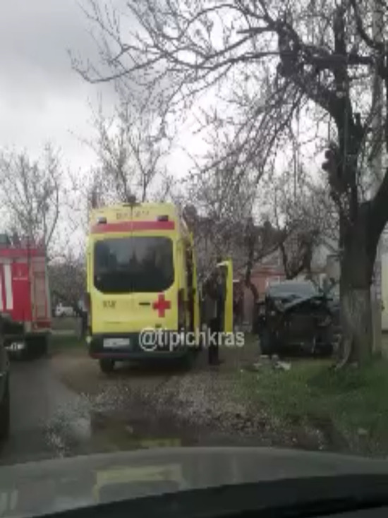 В Краснодаре водитель кроссовера «влетел» в дерево