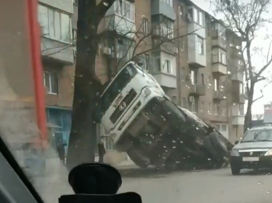 В Ростове грузовик на скорости провалился в яму в асфальте