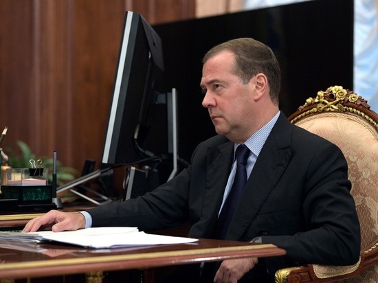 Медведев ответил на высылку дипломатов словами про "рассматривать в оружейную оптику"