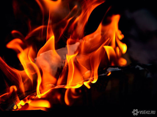 В кузбасском поселке из горящего дома спасли женщину