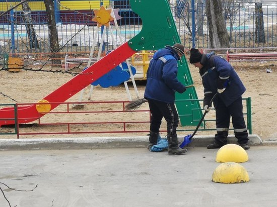 За час мусора не стало на детской площадке, парковке и у подъездов