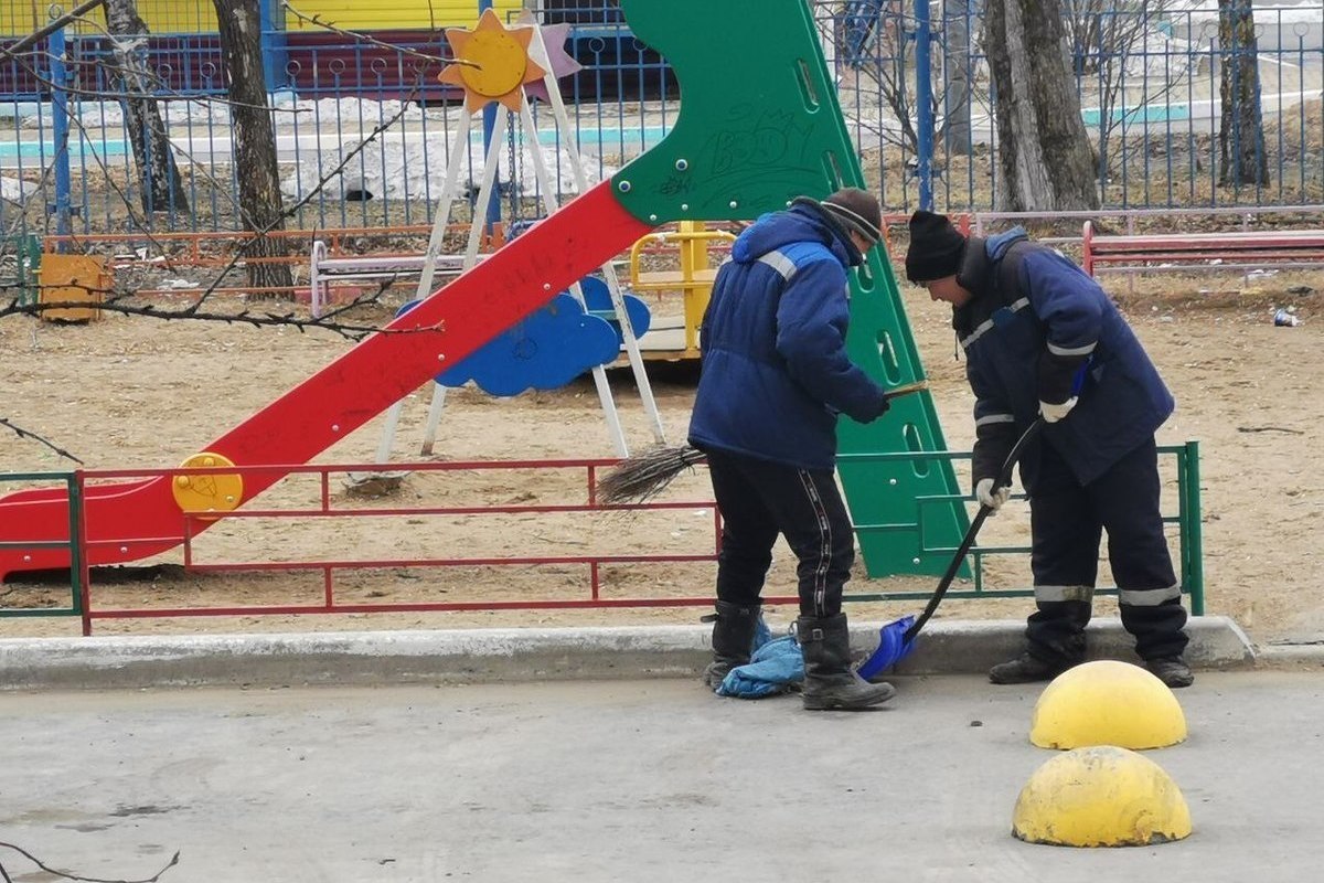 Замусоренный двор в Хабаровске убрали после жалоб - МК Хабаровск