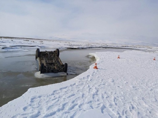 В Алтайском крае ушли под лед три автомобиля