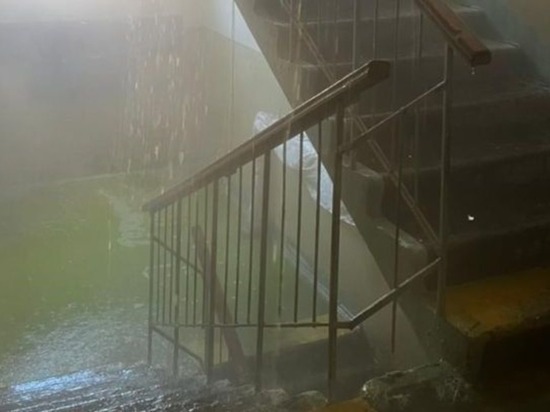 Четыре этажа многоквартирного дома в Анадыре залило водой