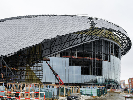 Строители новой ледовой арены в Омске остекляют витраж и монтируют вентиляцию