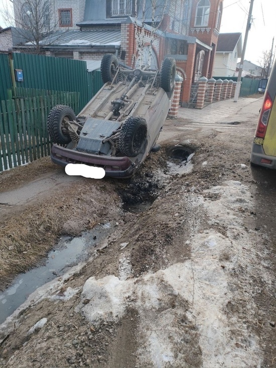 В двойном ДТП в Твери опрокинулся автомобиль: пострадал человек