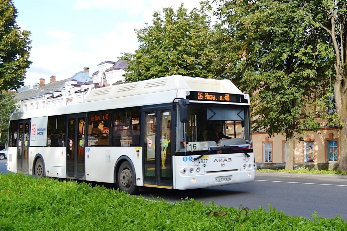 Городской транспорт великого новгорода. Автобус 044. Автобус 17 и 9. Транспорт для лета. Великий Новгород улицы летом.