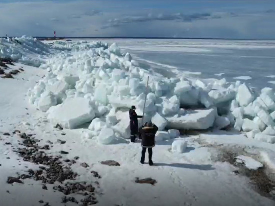 Трехметровые навалы льда образовались из-за сильного ветра у петербургской дамбы