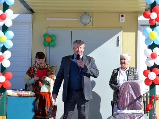 В Унинском районе на открытии ФАПа фельдшеру подарили кресло