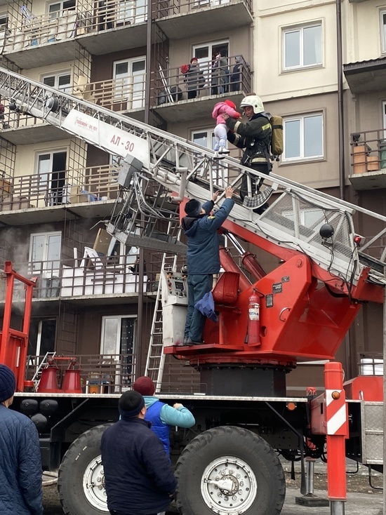 В горевшем многоэтажном доме в Кызыле пожарники спасли 20 человек