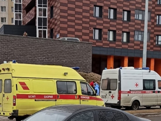 Мужчина упал и умер посреди улицы в Петрозаводске