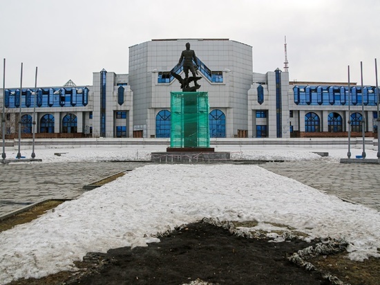Памятник Покрышкину убрали с площади Маркса в Новосибирске